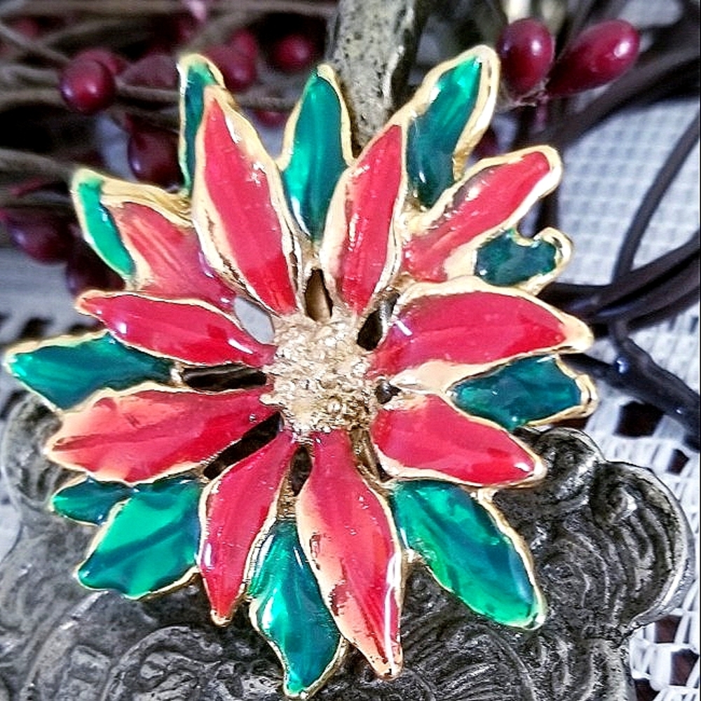 ❄ Vintage Poinsettia Brooch Pin Green Red Green